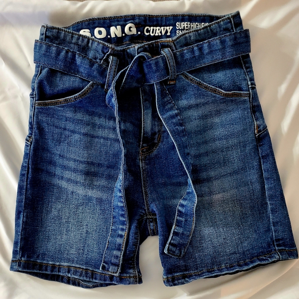 S.O.N.G. high rise curvy shorts